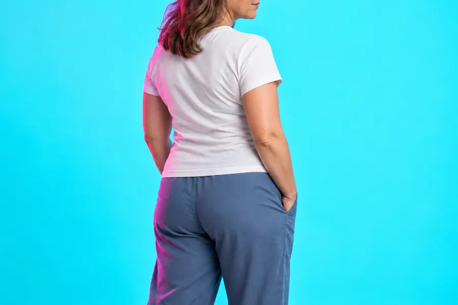 Monsplasty guide: clothed adult editorial model showing natural waist and hip proportions